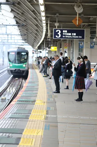 駅の日常、雨模様の午後のひととき