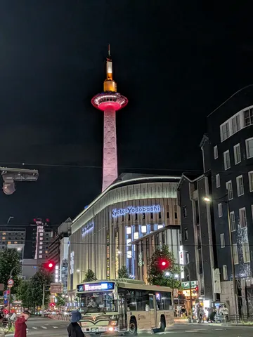 宵闇に浮かぶ京都タワーと街