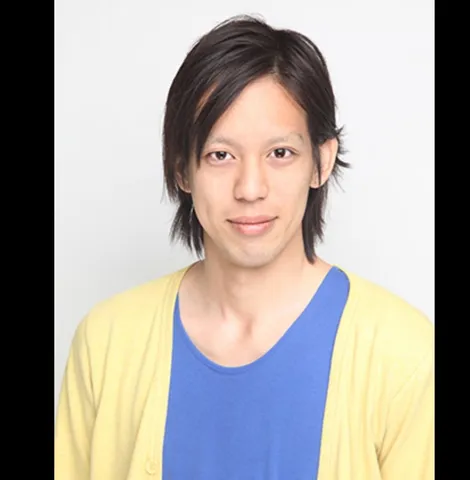 黄色カーディガンと青Tシャツの男性