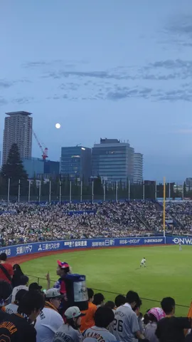 月とスタジアムの夜景ムード