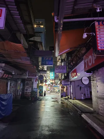 雨上がりのネオン街、幻想的な夜