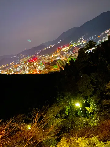 山 glowing city light