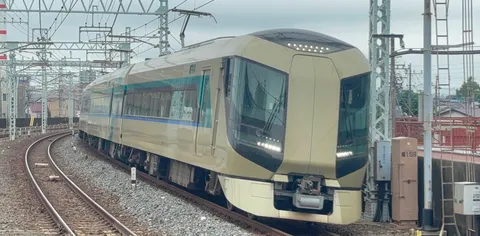 カーブを曲がる都会の列車