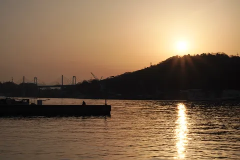 夕暮れに染まる港の灯火