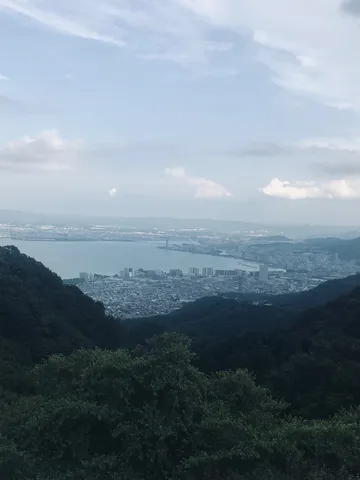 山頂からの眺め、街と海