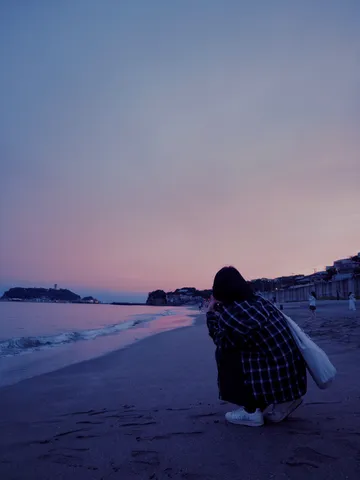 夕暮れ、砂浜の静寂