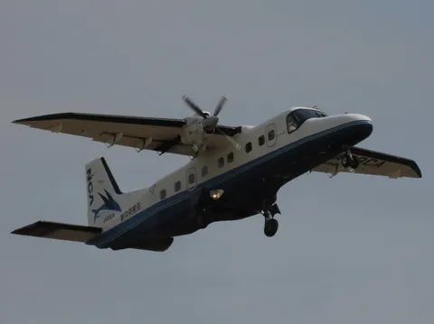 空へ飛び立つプロペラ機