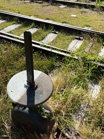 錆びついた線路の傍ら