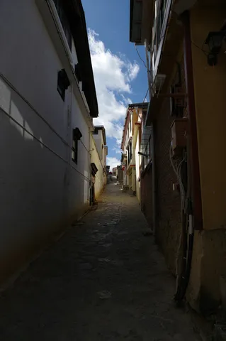 路地の奥に広がる空