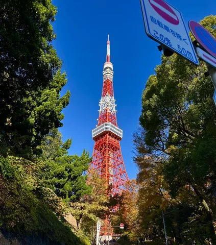 青空と赤白の塔が引き立つ