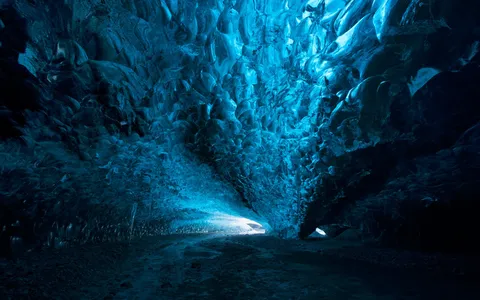 神秘的な氷の洞窟、青い光の海