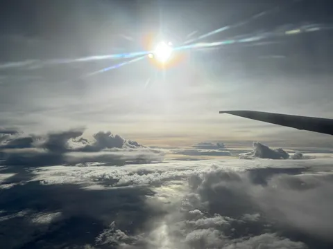 雲海に浮かぶ、空と翼