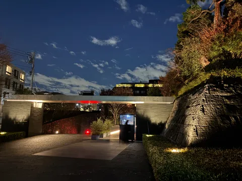 都会の夜景、静寂への誘い