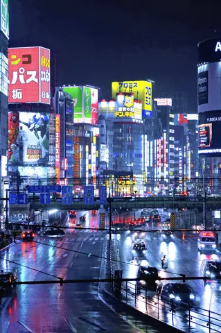 雨にきらめく、都会の光景
