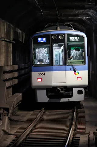 闇を抜ける青列車の旅情