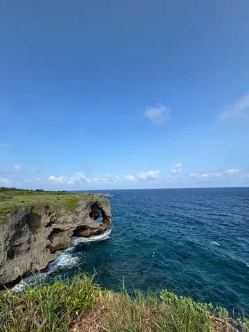 青空と岩のアーチ