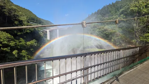 虹と滝の風景ミスト