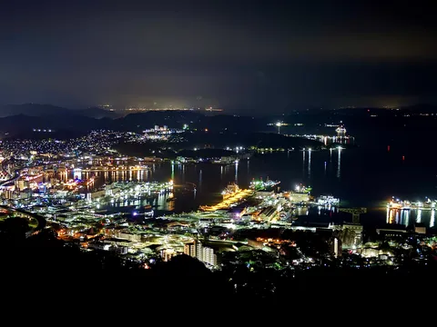 港町の夜景が照らす幻想的な海
