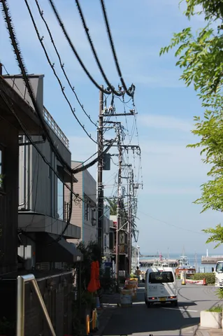 電線と夏の道の風景