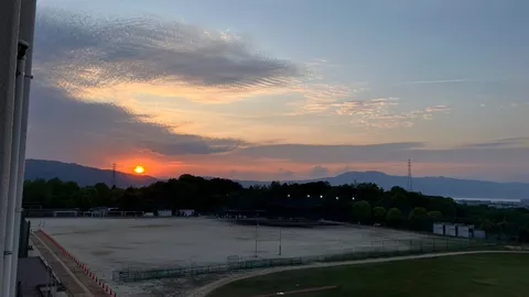 茜色の空、静かなグラウンド
