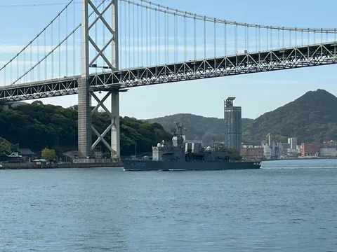 橋の下を駆ける軍艦、未来へ進む