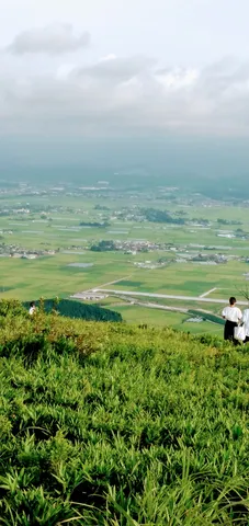 緑の丘から広がる田園風景