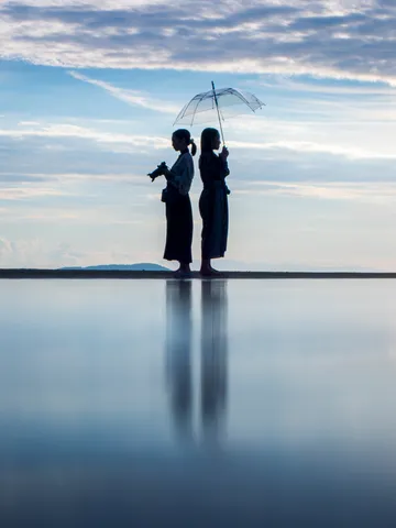 水面に残るふたりの空