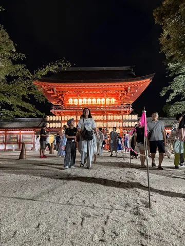 提灯と朱塗りのコントラスト