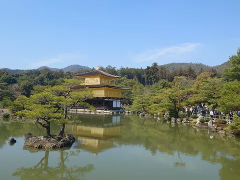 水面に映る金閣寺の黄金