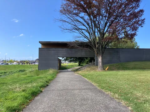 風をくぐる静かな道