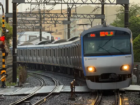 曲線を描く通勤電車