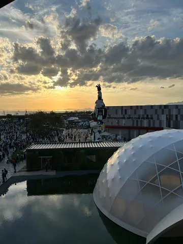 未来へ伸びるロボットと夕焼け