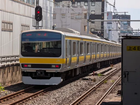 黄色い電車が駆け抜ける