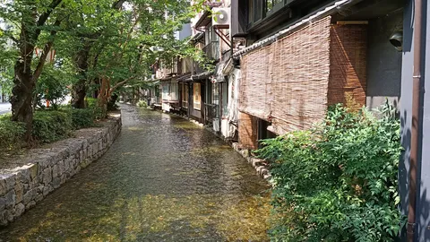 水辺の路地裏の涼感