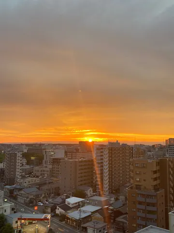 都会の夕焼け、茜色のグラデーション
