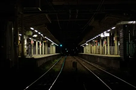 深夜の静寂、ホームを照らす光