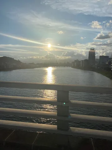 夕暮れの河面、光と街並み