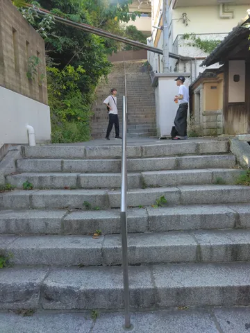 階段の上の日常、二人の距離感