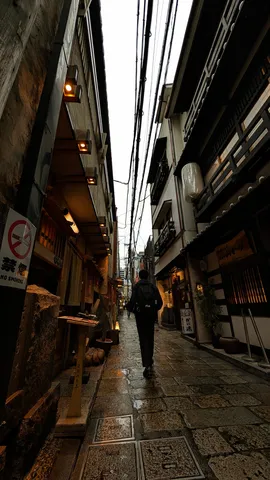 雨上がりの路地裏、光と影のコントラスト