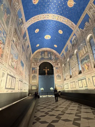 吸い込まれそうな天空の青