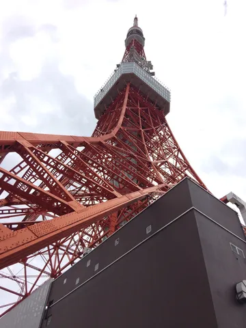 東京タワー、茶色いビルとの遭遇