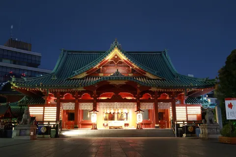 夜空の下、灯りと祈りの色彩