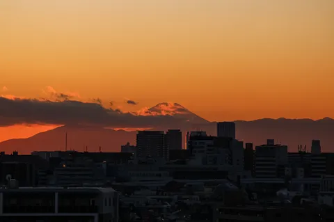 夕暮れにそびえる雄大な富士山