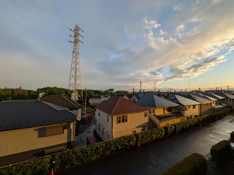 夕焼け染まる住宅街の鉄塔