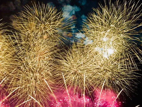 金銀の夜空が踊る瞬間