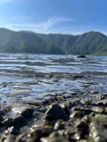 水辺の小石と奥の山並み