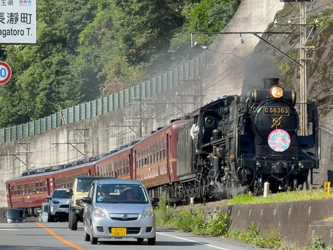 レトロ列車と現代の風景