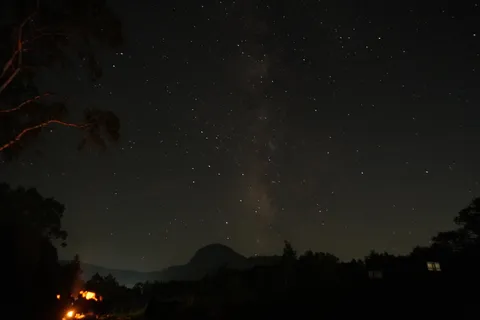 満天の星空と焚き火の灯り