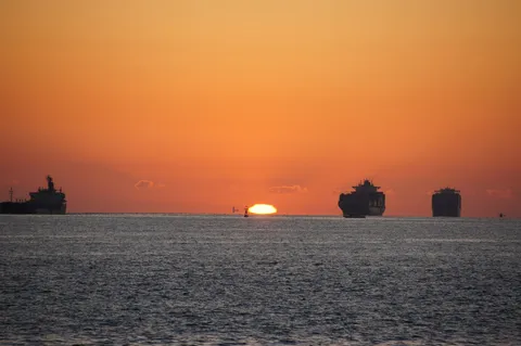 夕陽と貨物船のシルエット