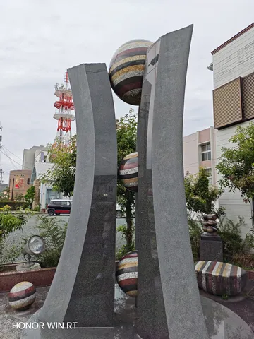 球体と歪む柱のオブジェ